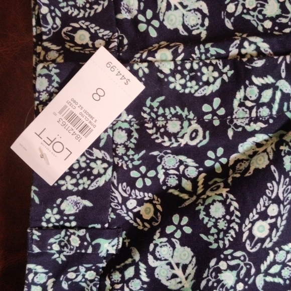 Ann Taylor Loft Size 8 Original Floral Navy And Seafoam Shorts cool material - Picture 2 of 5